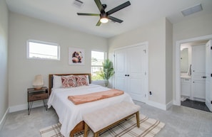 3 bedrooms, desk, iron/ironing board, free WiFi - Contemporary 3BR Escape with Luxury Primary Bath & Fenced Yard (Houston)