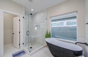 Spa - Contemporary 3BR Escape with Luxury Primary Bath & Fenced Yard (Houston)