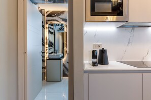 Huoneisto, 1 suuri parisänky ja vuodesohva, keittiö, näköala pihalle