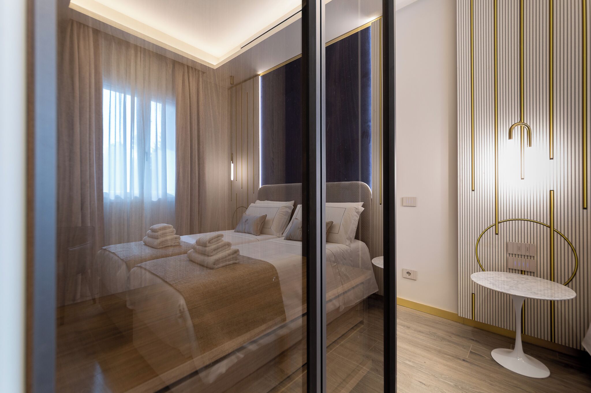 Chambre, salle de bains privée, vue ville