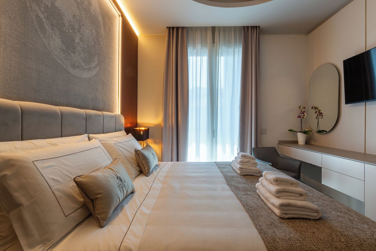 Room, Balcony, City View | Blackout curtains, soundproofing, iron/ironing board, free WiFi