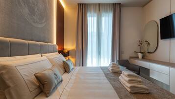 Chambre, balcon, vue ville