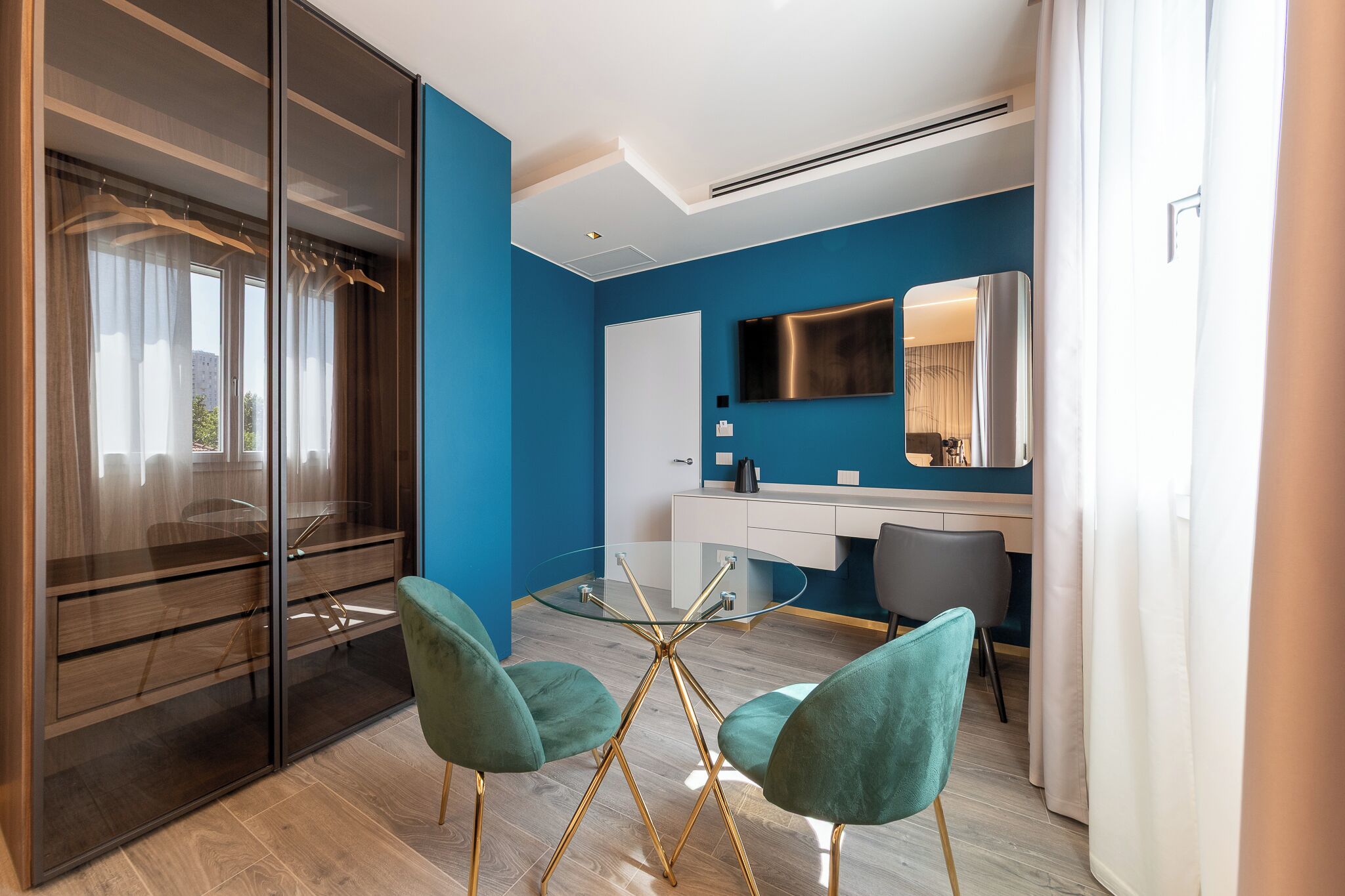 Camera, bagno privato, vista città | Interni