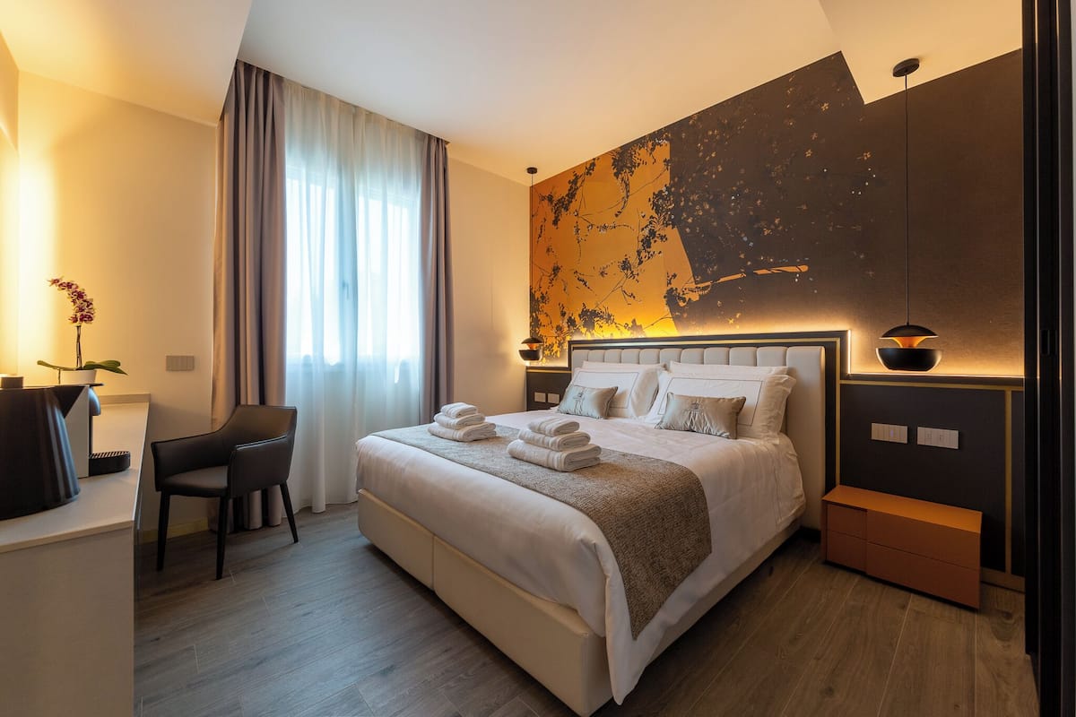 ستائر تعتيم وتجهيزات عازلة للصوت ومكواة/لوح كي وواي فاي مجانًا