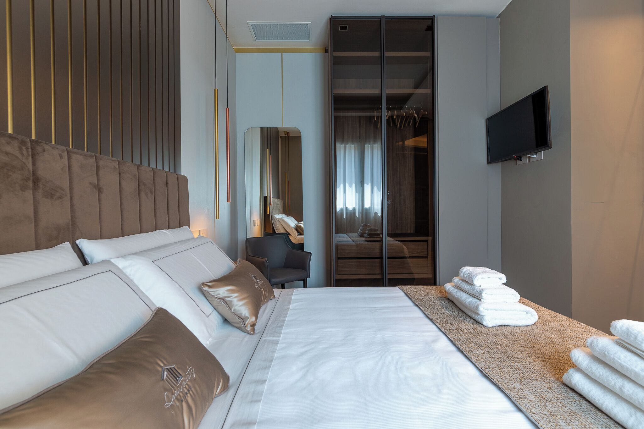 ستائر تعتيم وتجهيزات عازلة للصوت ومكواة/لوح كي وواي فاي مجانًا