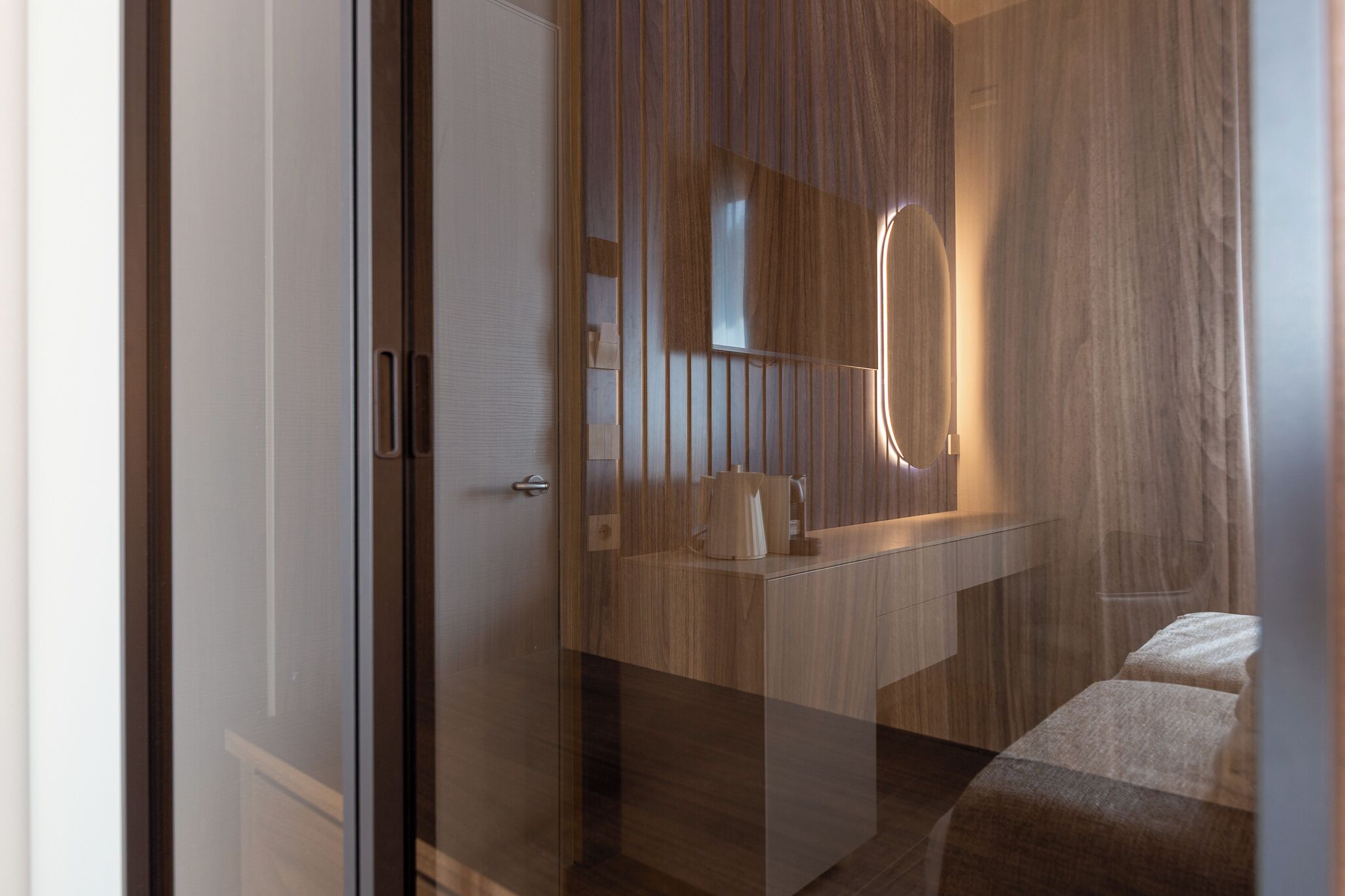 Camera, bagno privato, vista città | Interni