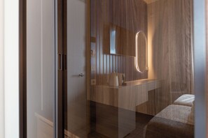 Room, Private Bathroom, City View | Interior