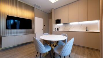 Appartement, 1 trÚs grand lit et 1 canapé-lit, cuisine, vue cour intérieure | Restauration