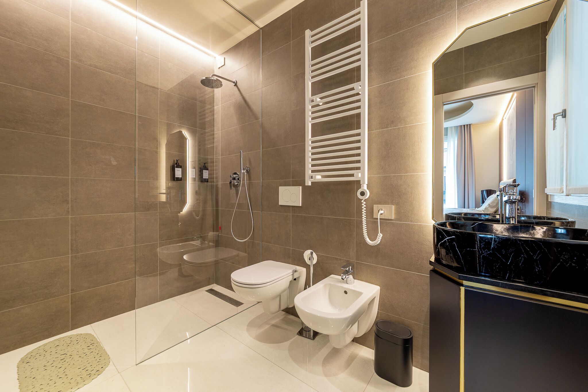 Chambre, balcon, vue ville