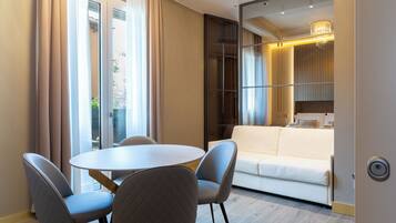 Apartment, 1 King Bed with Sofa bed, Kitchen, Courtyard View | Dining