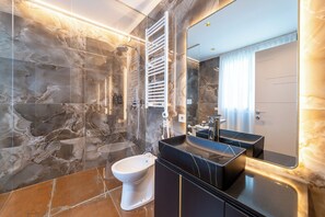 Chambre, salle de bains privée, vue ville