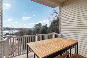 Outdoor dining - Dells Retreat at Delton Grand (Wisconsin Dells)
