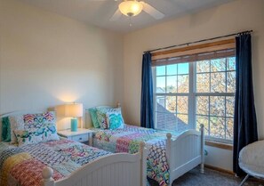 Room - Spacious Modern 5-Bed Home –  Near Twin Cities (Rosemount)