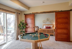 Games room - Spacious Modern 5-Bed Home –  Near Twin Cities (Rosemount)