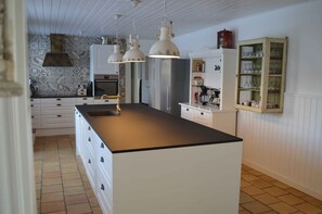 Fridge, oven, stovetop, dishwasher - Large holiday home in seaside hotel style (Ans)