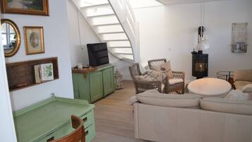 Flat-screen TV, fireplace
