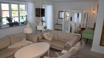 Flat-screen TV, fireplace