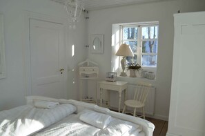 8 bedrooms, iron/ironing board, free WiFi - Large holiday home in seaside hotel style (Ans)