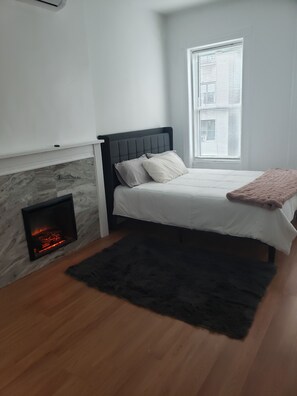 1 bedroom, WiFi, bed sheets - Cozy Harlem Brownstone 1BR Washer & Dryer (New York)
