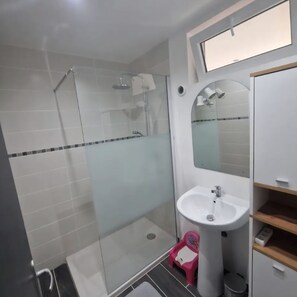 Dusj, hårføner, håndklær og toalettpapir