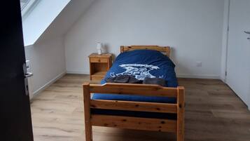 4 Schlafzimmer, Schreibtisch, Bügeleisen/Bügelbrett, Reisekinderbett