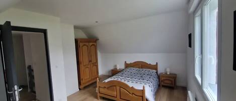 Tabla de planchar con plancha, wifi y ropa de cama