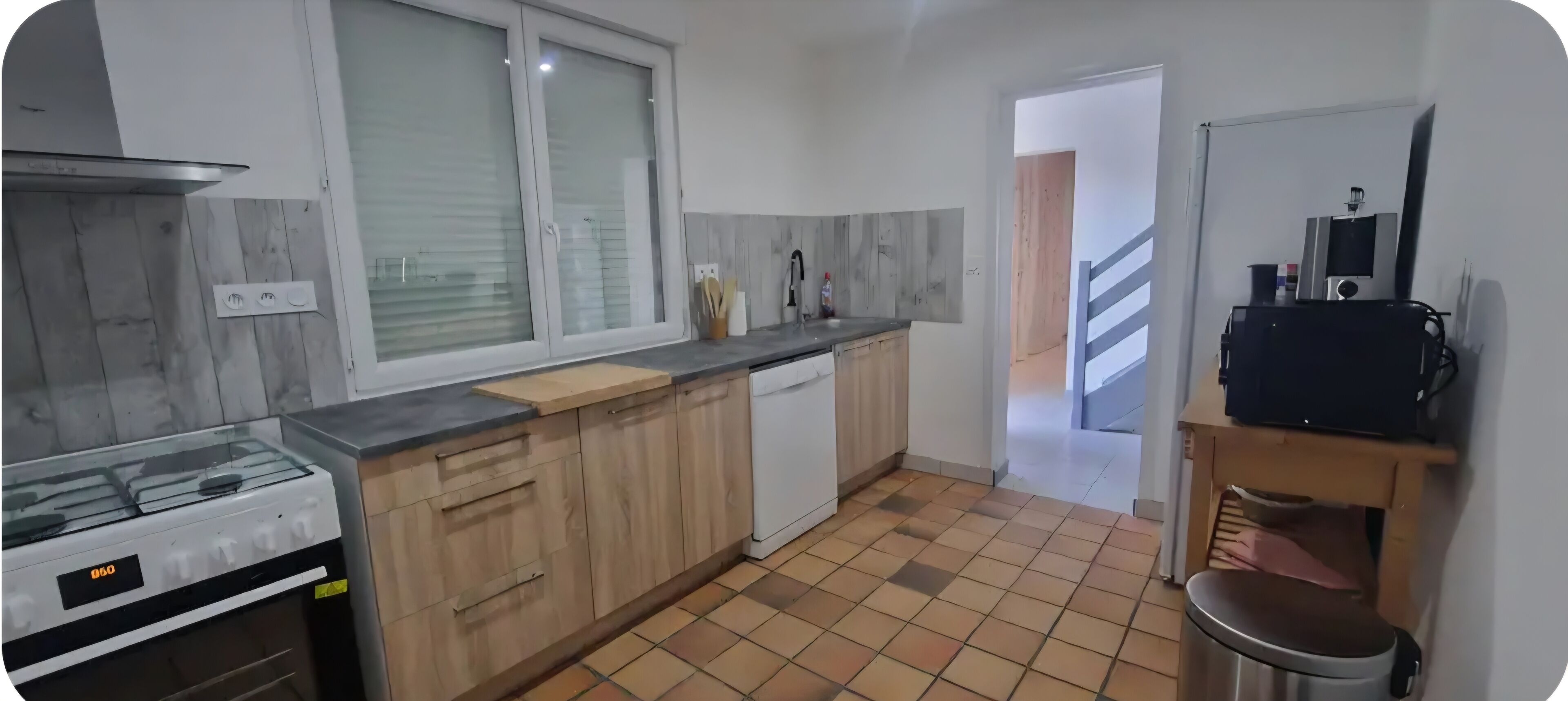 Mikrobølgeovn, ovn, kokeplater og oppvaskmaskin