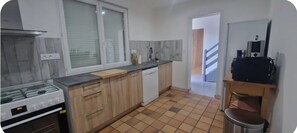 Mikrobølgeovn, ovn, kokeplater og oppvaskmaskin