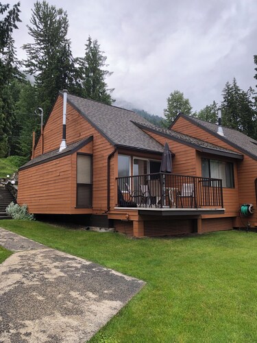 St. Ives North Shuswap Resort on waterfront