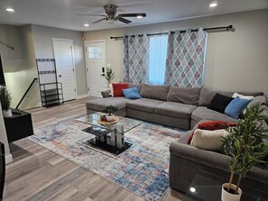 TV, fireplace - 5 Bedroom with HOTTUB huge back yard (Colorado Springs)