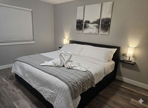 5 bedrooms, iron/ironing board, WiFi, bed sheets - 5 Bedroom with HOTTUB huge back yard (Colorado Springs)