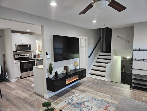 Interior - 5 Bedroom with HOTTUB huge back yard (Colorado Springs)