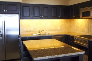 Private kitchen - 3-bedroom house in delightful Cabo San Lucas, AMAZING 1 week option (Cabo San Lucas)
