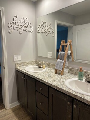 Een haardroger, handdoeken, zeep, shampoo