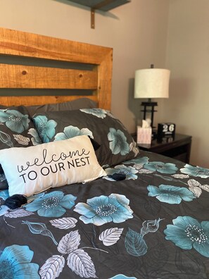 3 bedrooms, desk, WiFi, bed sheets - Peaceful stay at the Colleen cottage! (Arrington)