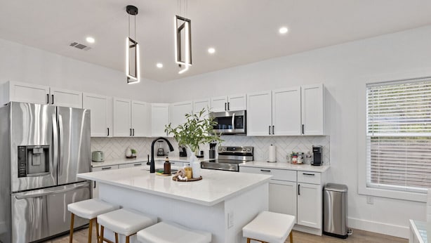 Coffee/tea maker, fridge, microwave, oven - 3BR King Bed • Pet Friendly • Near Alamodome (San Antonio)