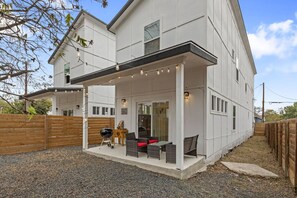 Outdoor dining - 3BR King Bed • Pet Friendly • Near Alamodome (San Antonio)