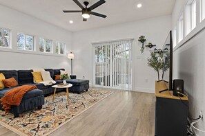 TV - 3BR King Bed • Pet Friendly • Near Alamodome (San Antonio)