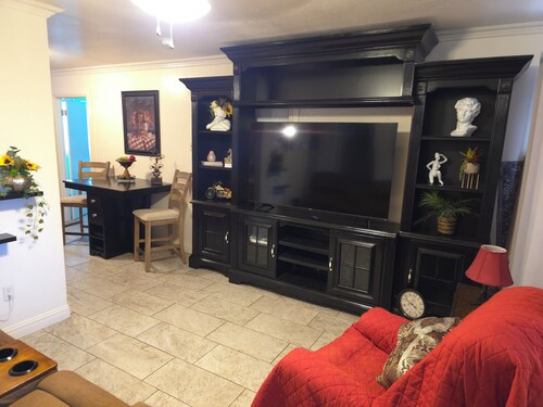 Cozy 2-bedroom house in beautiful Edinburg with AC, outdoor covered patio & BBQ.