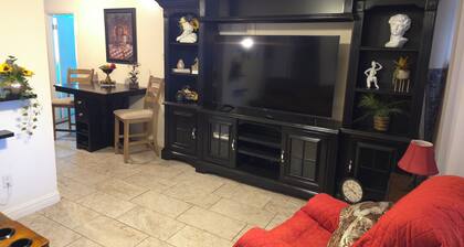 Cozy 2-bedroom house in beautiful Edinburg with AC, outdoor covered patio & BBQ.