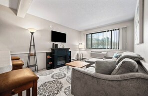 Living area - Lovely 2-bedroom house in Bartlett perfect for a relaxing getaway (Bartlett)