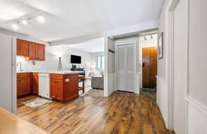 Interior - Lovely 2-bedroom house in Bartlett perfect for a relaxing getaway (Bartlett)