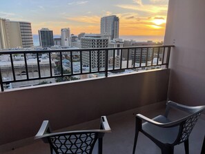 Property grounds - Ocean View-Free Parking-Cozy 1 Bed /1Bath Waikiki Condo-Kitchen-AC-Sofa Sleeper (Honolulu)