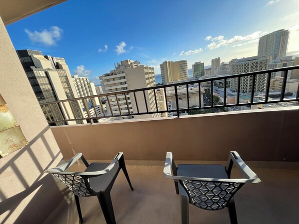 Property grounds - Ocean View-Free Parking-Cozy 1 Bed /1Bath Waikiki Condo-Kitchen-AC-Sofa Sleeper (Honolulu)