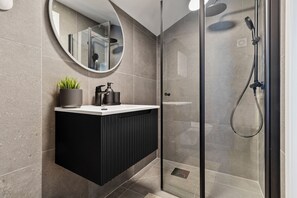 Dusche, Haartrockner, Handtücher, Seife