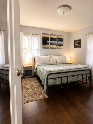 2 Schlafzimmer, Schreibtisch, Bügeleisen/Bügelbrett, Reisekinderbett