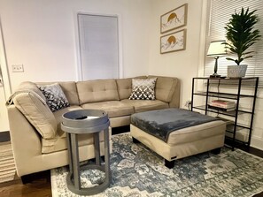 TV connectée, livres, chaîne hi-fi, écrans d'ordinateur