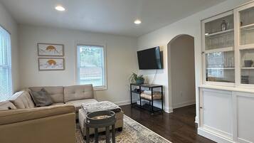 Smart-tv, boeken, een stereo en een computerscherm