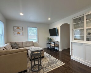 TV connectée, livres, chaîne hi-fi, écrans d'ordinateur