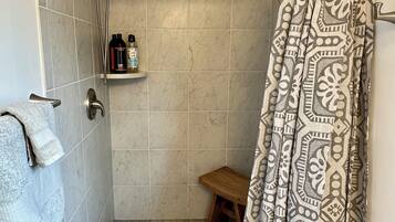 Ducha, secador de pelo, bidé y toallas